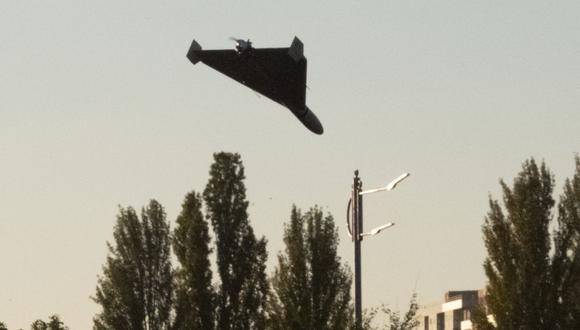 Un dron se acerca para un ataque en Kiev, Ucrania, el 17 de octubre de 2022, en medio de la invasión rusa. (Yasuyoshi CHIBA / AFP).