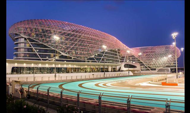 FOTO 29 | PISTA DE YAS MARINA – EMIRATOS ÁRABES UNIDOS. Además de este lugar, hay otros monumentos de la ciudad de Abu Dhabi en los que están prohibidos los selfis. La cantante Selena Gómez, por ejemplo, insistió en tomar una foto del área interna de la G