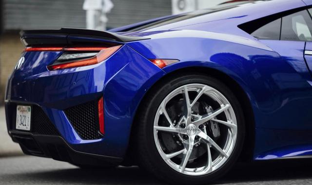 El NSX, en cambio, trae delgadas luces delanteras LED con diamantes a ambos lados de una parrilla frontal abocinada. Las entradas de aire que flanquean su trompa perfecta hacen juego con las ubicadas a cada lado de sus ancas. Las ruedas de aleación de 20 