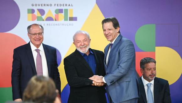 Fernando Haddad, ministro de Finanzas de Brasil, de derecha a izquierda, Luiz Inácio Lula da Silva, presidente de Brasil, y Geraldo Alckmin, vicepresidente de Brasil, asisten a una ceremonia de firma de un proyecto de ley en el Palacio Planalto en Brasilia, Brasil, el lunes 28 de agosto de 2023.