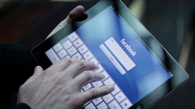Las redes sociales suman el 28% del tiempo invertido en aplicaciones móviles. Facebook lidera el grupo con el 17%. (Foto: Bloomberg)