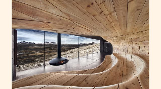 CUEVA DE MADERA, PARQUE DE DOVREFJELL (NORUEGA). El núcleo de madera parece erosionado por las fuerzas naturales. Desde el 2011 da cobijo a los visitantes del parque nacional de Dovrefjell, territorio de renos salvajes, bueyes almizcleros y zorros árticos