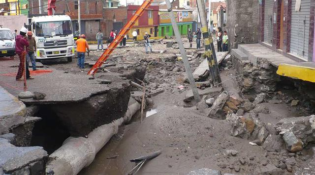 ·  Aléjate de postes o cables eléctricos caídos.