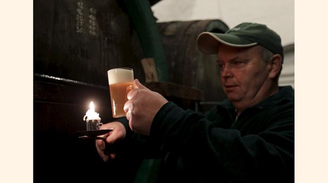 Un bodeguero comprueba la calidad de la cerveza sin pasteurizar en Plzenský Prazdroj (Pilsner Urquell) en Plzen, República Checa. (Foto: Reuters)