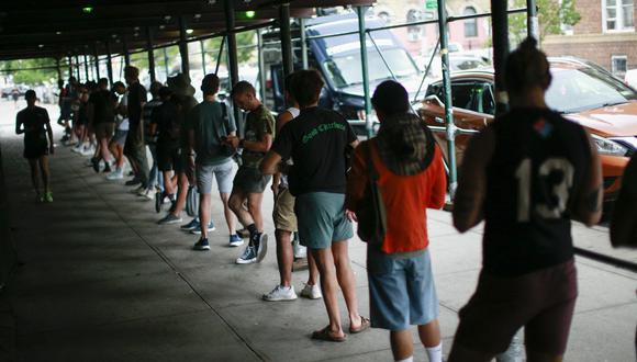 La gente espera en fila para recibir la vacuna contra la viruela del mono antes de la apertura de un nuevo sitio de vacunación masiva en el Bushwick Education Campus en Brooklyn el 17 de julio de 2022 en la ciudad de Nueva York. (Foto: Kena Betancur / AFP)