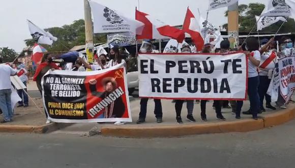 Manifestantes llegaron a los exteriores de la Universidad de Piura con pancartas y banderolas. (Foto: captura de pantalla | RPP | Facebook)