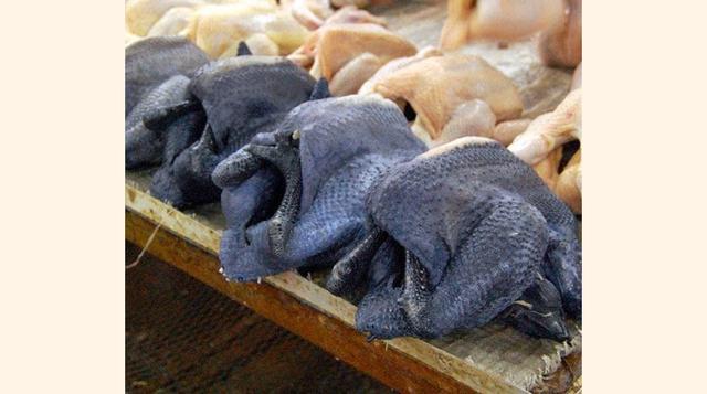 Pollo Ayam Cemani (US$ 2,400). Como ve, las comidas más comunes también pueden elevarse a la categoría gourmet. El pollo Ayam Cemani (de un sorprendente color negro en la piel y el interior) procede de Indonesia, donde es más o menos asequible (entre 191 