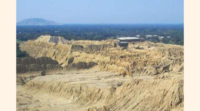 ENAMÓRATE DE TÚCUME Y EL VALLE DE LAS PIRÁMIDES. Túcume es un distrito situado a sólo 33 kilómetros de la ciudad de Chiclayo, Lambayeque. Dentro de sus increíbles paisajes arquitectónicos, destaca su fascinante Valle de las Pirámides. Este complejo es una