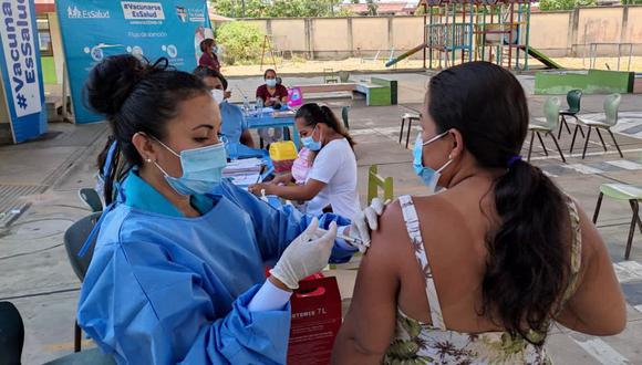 Regiones como Ica y Ayacucho han instalado puntos de vacunación en más espacios abiertos, como plazas, centros de abastos, lozas deportivas, entre otros. (Foto: Minsa)