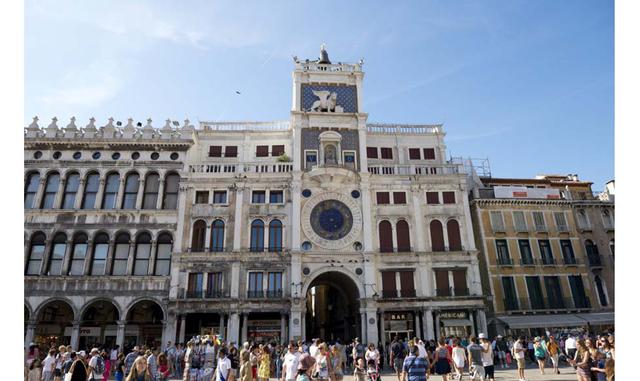 Venecia (Italia) Venecia recibe cada año a unos 30 millones de turistas. Una de las visitas obligadas es la plaza de San Marcos, donde se alza un singular reloj de principios del siglo XVI. La torre en la que se aloja cuenta con tres esferas: una marca la