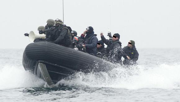 Comandos marinos embarcados en un bote inflable rápido, simulan el 09 de marzo de 2005 durante un entrenamiento frente a la isla de Groix, la detención de narcotraficantes que intentaban pasar narcóticos en un "gofast" (lancha rápida). (Foto de MARCEL MOCHET / AFP)