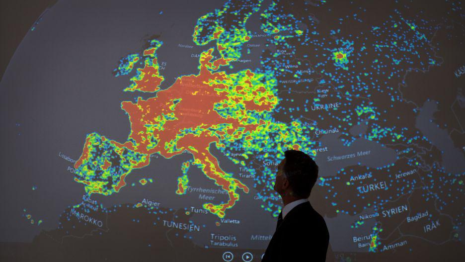 FOTO 1 | El ataque WannaCry dio su primer golpe a mediados de mayo, "secuestrando" a computadoras alrededor del mundo. Los cibercriminales pedían un rescate en bitcoins para liberar o desbloquear los sistemas afectados, entre los que se contaban a hospitales, plantas de energía y operadoras telefónicas. El malicioso software WannaCry, que aprovechaba una vulnerabilidad en los sistemas Windows no actualizados, se extendió a más de 200,000 computadoras en 150 países. 
El ataque terminó unos días después con la ayuda del hacker británico Marcus Hutchins, quien encontró un switch para aniquilar el software. Sin embargo, unos meses después Hutchins fue detenido por la FBI por crear el malware Kronos. (Foto: Getty)