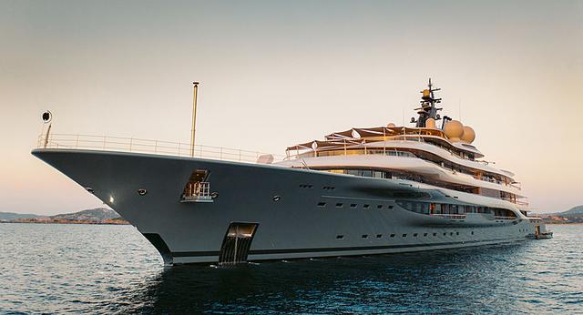 El yate también cuenta con amplias terrazas y plataformas para tomar sol, practicar la natación y los deportes acuáticos. (Foto: Super Yacht Times)