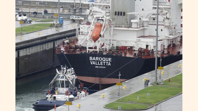 El buque de nombre Baroque se desplazó en lastre (sin carga) y atravesó los tres niveles de las nuevas esclusas en el Caribe sujetado en la proa por un remolcador al igual que en la popa. (Foto: AP)