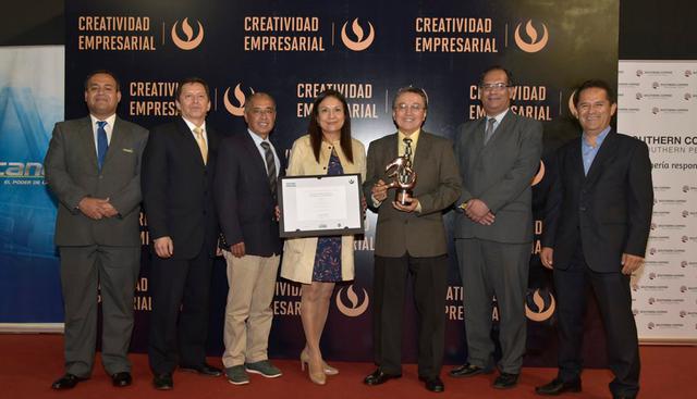 RENIEC obtuvo el premio en la categoría “Gestión al Cliente” por su iniciativa “Gestión intercultural en el registro civil bilingüe” que contribuye con la preservación y revitalización de las lenguas originarias del Perú y brinda a los ciudadanos, en especial a los que hablan una lengua o idioma distinto al castellano, un servicio de calidad con enfoque inclusivo e intercultural.