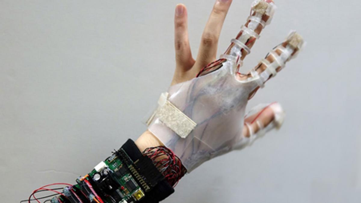 El guante transmite el movimiento de la mano del usuario a la realidad virtual, transmitiendo el estímulo al usuario, haciéndole creer que ha tocado algo.