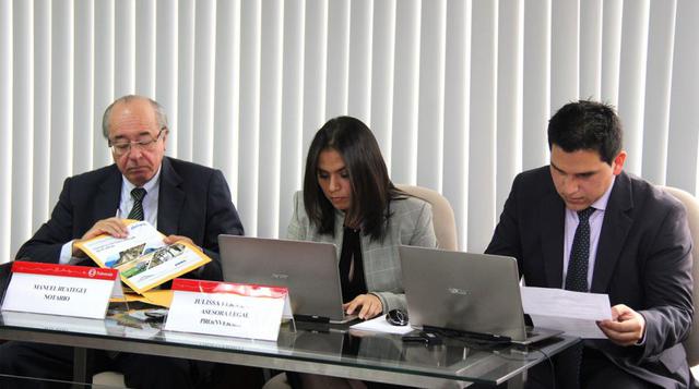 El notario Manuel Reátegui y los asesores legales de ProInversión revisaron la conformidad de la propuesta económica del consorcio franco-peruano. (Fuente: ProInversión)