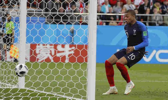 Kylian Mbappé anotó el gol con el que Francia aseguró su pase a los octavos de final. (Foto: AP)