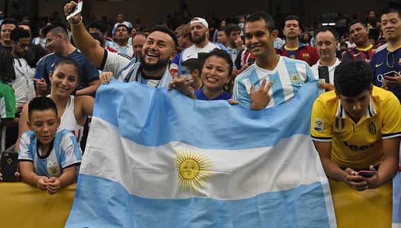 El paseo triunfal que hace Argentina en el continente pensando en la próxima Copa del Mundo despierta pasiones y frustraciones entre los hinchas en un país con el 120% de inflación anual y un índice de pobreza que supera el 40% de la población. (Foto: AFP)