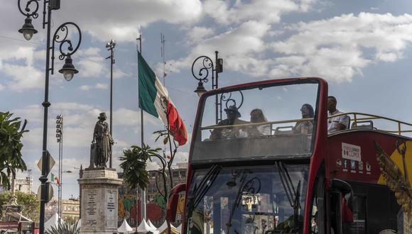 Un autobús turístico de dos pisos pasa por la Plaza de la Constitución en la Ciudad de México, México, el miércoles 21 de diciembre de 2022. (Fotógrafo: Alejandro Cegarra/Bloomberg)
