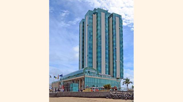 Arrecife Gran Hotel, Junto a la playa El Reducto de Arrecife se encuentra el edificio más alto de la isla. Fue construido en 1969, pero desde entonces ha exigido reformas, ya que sufrió un incendio y también fue saqueado. Destaca en el mismo su estructura