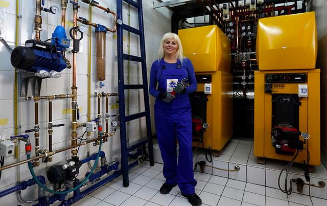 FOTO 13 | 13. Khawla Sheikh, de 55, es gésfiter y profesora certificada de fontanerl'a en Amén (Jordania). (Foto: Reuters)