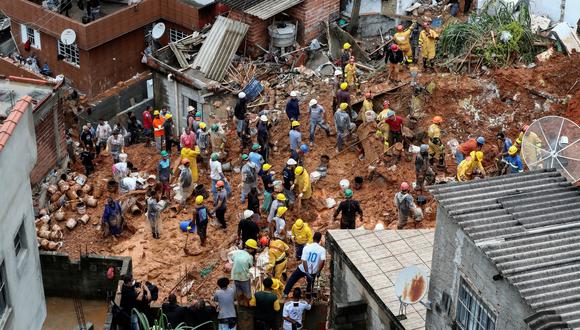 El número de fallecidos provocado por el fuerte temporal de lluvias que azota al estado de Sao Paulo, el más poblado de Brasil, subió de 18 a 21, de los que nueve de ellos son menores de edad, informaron este lunes fuentes oficiales. (Foto: EFE/ Sebastiao Moreira).