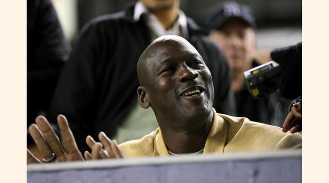 La exestrella del baloncesto Michael Jordan se separó de Juanita Vanoy, quien fuera su compañera 18 años. El acuerdo entre ambos fue de US$ 150 millones.