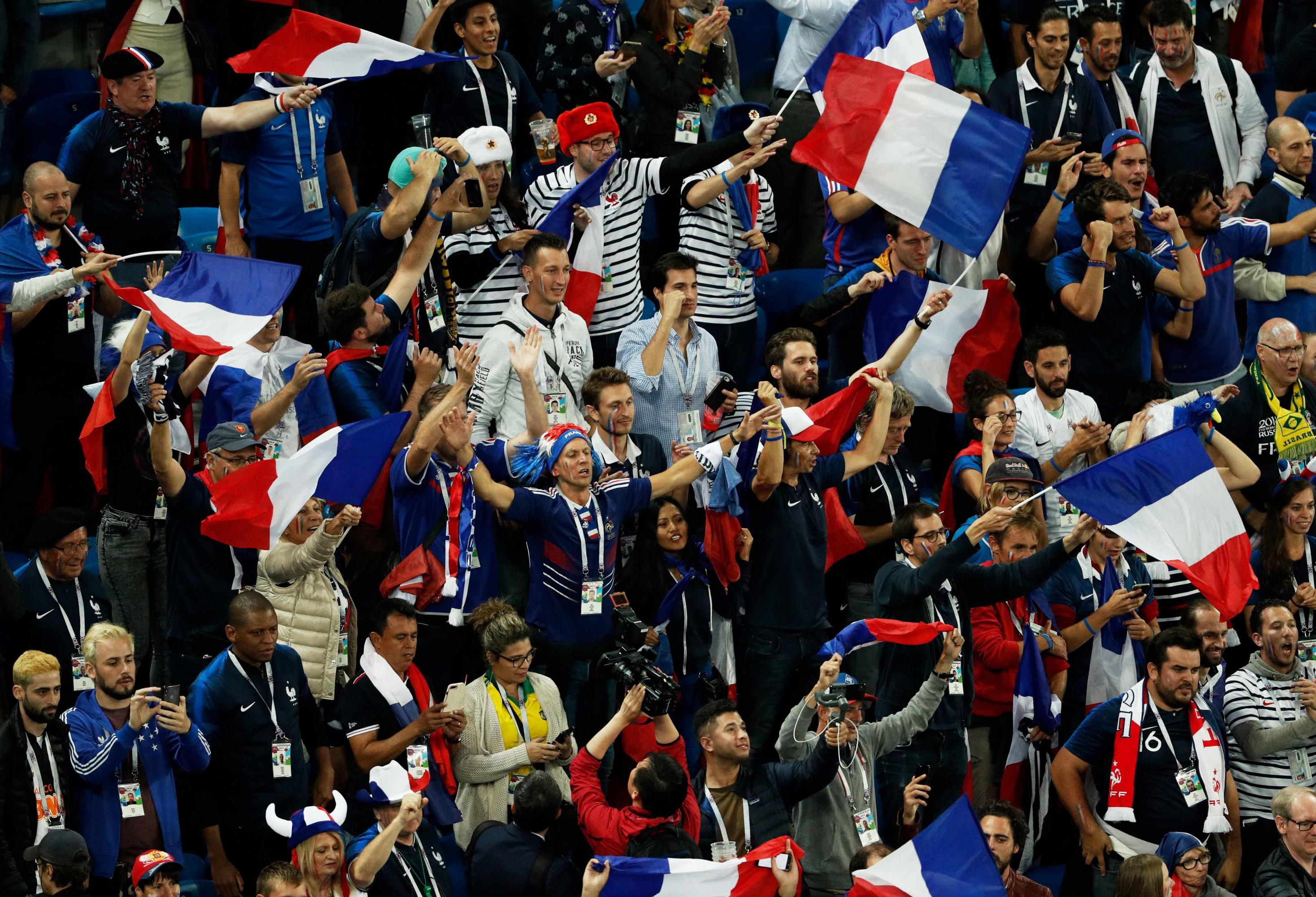 Los fanáticos de Francia celebran al final del partido de fútbol semifinal de la Copa Mundial Rusia 2018 entre Francia y Bélgica en el Estadio de San Petersburgo en San Petersburgo el 10 de julio de 2018.
