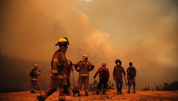 Los bomberos trabajan en la zona de un incendio forestal en las colinas de la comuna de Quilpe, región de Valparaíso, Chile, el 3 de febrero de 2024. (Foto de Javier TORRES/AFP).