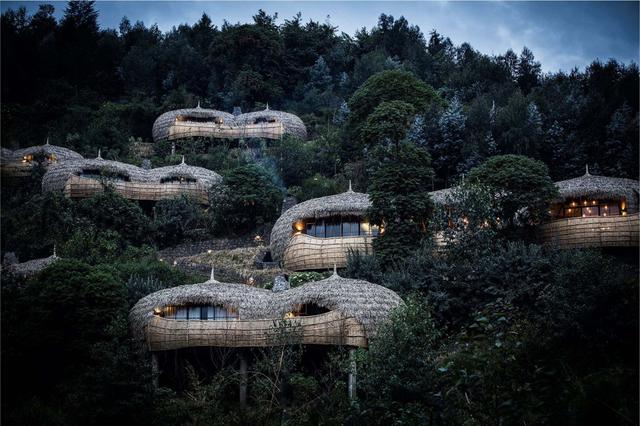 FOTO 20 | Bisate Eco Lodge, Ruanda
En los últimos años Ruanda intenta posicionarse en la gama más alta de safaris y, de todos los nuevos lodges, nuestro favorito, al menos hasta la próxima apertura del Singita, es este de impresionante diseño, obra de Nick Plewman y de la creativa ruandesa Teta Isibo, quien contó con artesanos locales para la decoración y los uniformes. Las vistas al monte Bisoke desde las seis cabañas es inolvidable. LO+ HOT si quieres, puedes participar en el proyecto de reforestación, capitaneado por el agrónomo Jean-Moise Habimana, y salir a conocer los pueblos cercanos con Aline Umutoni, una guía local.