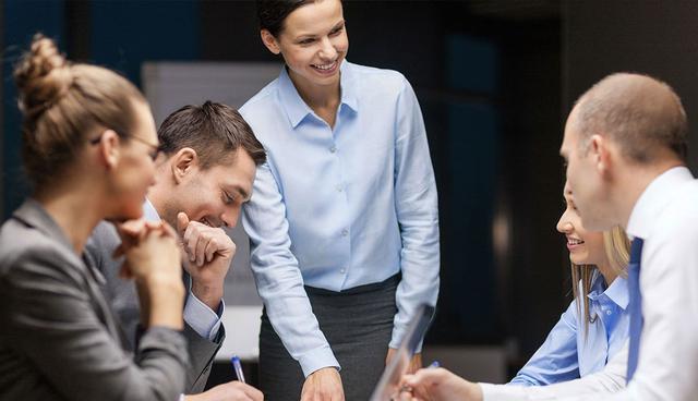 FOTO 2 | 2. Ten un propósito

La siguiente etapa consiste en explicar el propósito. Algo tan sencillo como esto, significa detallar por qué es importante lo que está delegando. Convoca a las personas apropiadas, tome el tiempo necesario para ofrecer la información necesaria para desarrollar las tareas. Aquí, como en la vida, el propósito es lo que le da sentido a lo que hacemos. Por lo tanto, una delegación sin propósito es como vivir sin rumbo. (Foto: Difusión)