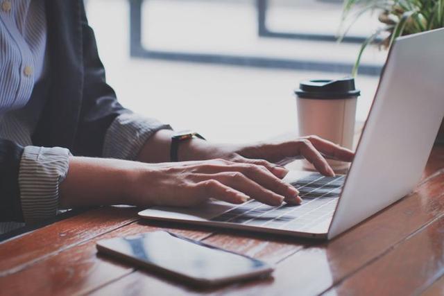 FOTO 2 | 2. Edición. La edición puede ser un muy buen trabajo para los que estudiaron Lenguas, periodismo o literatura, básicamente para cualquier persona con afinidad a la lengua escrita y sus reglas, y el trabajo puede ser hecho vía remota mientras tengas una computadora y acceso a Wi-Fi. Primero, descubre si eres bueno editando el trabajo de alguien más. Como editor, recibirás material escrito y deberás revisar su gramática, ortografía, legibilidad y fluidez. Este es un trabajo sumamente orientado al detalle para gente que tiene los suficientes recursos para buscar el estilo y reglas gramaticales que no conocen, y también para alguien que tiene altos niveles de precisión.

En ocasiones, se espera que los editores tengan ciertas guías de estilo. Las industrias para las que puedes trabajar como editor son variadas como revistas impresas, instituciones financieras, boletines, incluso agencias de publicidad o mercadotecnia. (Foto: Getty)