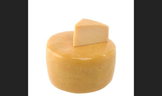 Reggianito es un queso argentino que se elabora con leche de vaca pasteurizada. Es el principal queso duro producido en Argentina y es exportado a diferentes lugares del mundo.