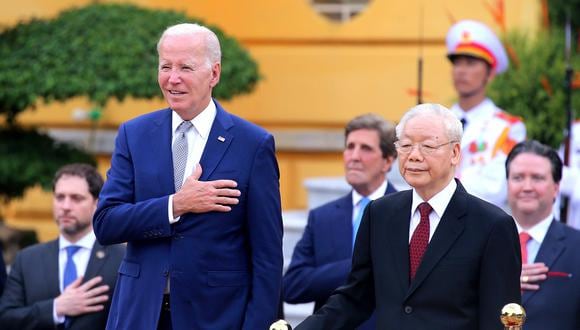 El secretario general vietnamita del Partido Comunista, Nguyen Phu Trong, y el presidente estadounidense, Joe Biden, en el Palacio Presidencial de Hanoi, Vietnam, el 10 de septiembre de 2023. (Foto de EFE/EPA/LUONG THAI LINH / POOL)