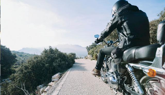 FOTO 5 | 5. Anticípese a las emergencias. Como una moto es en la mayoría de veces poco visible para los conductores de otras unidades, prevé emergencias: aceite derramado por otros carros en la carretera, si una unidad dobla de un momento a otro, si un vehículo de carga está a tu costado o delante de ti, al margen de que te caiga algún bulto pesado, puedes sufrir un accidente fatal si hace una maniobra brusca; además, que te quita visibilidad. Por ello, para evitar estas circunstancias, mira si a los lejos hay algún obstáculo que pueda provocar que caigas de tu motocicleta: alguna tapa de alcantarilla, huecos, superficies metálicas, etc. Asimismo, cuida tus objetos, ya que para los amigos de lo ajeno es más fácil arrancarte tus pertenencias cuando te encuentras en estas unidades.