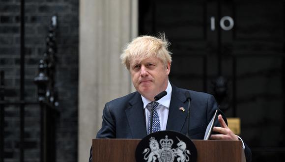 El primer ministro británico, Boris Johnson, hace una declaración frente al número 10 de Downing Street en el centro de Londres el 7 de julio de 2022. (Foto de JUSTIN TALLIS / AFP)