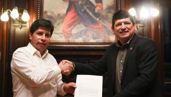 Presidente Pedro Castillo y Agustín Lozano (FPF) anunciaron a Perú como sede del Mundial Sub-17. (Foto: Tw @presidenciaperu)
