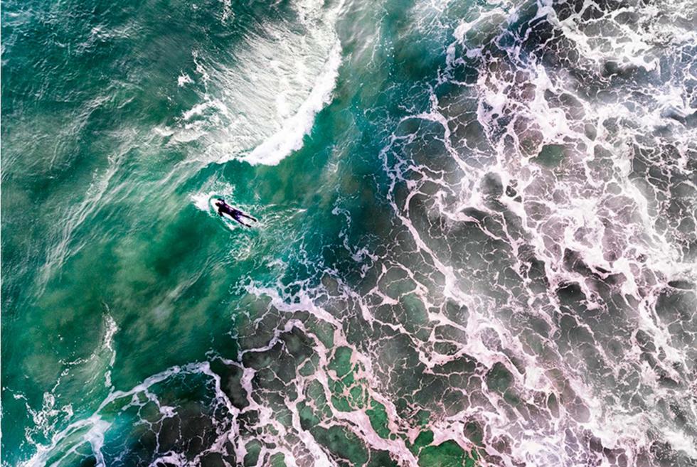 FOTO 1 | surfista en Portugal (Foto: dronestagr.am/ jcourtial)