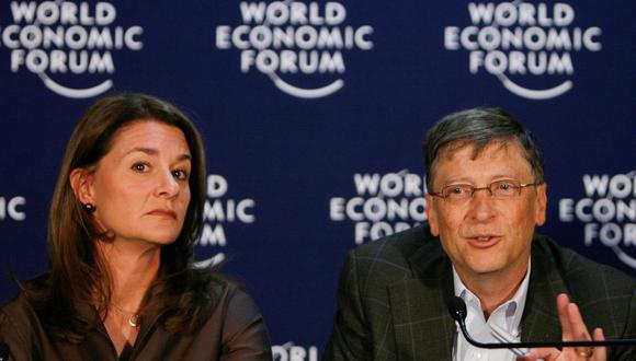El fundador de Microsoft, Bill Gates, y su esposa Melinda Gates asisten a una conferencia de prensa en el Foro Económico Mundial (WEF) en Davos el 30 de enero de 2009. (REUTERS/Christian Hartmann).