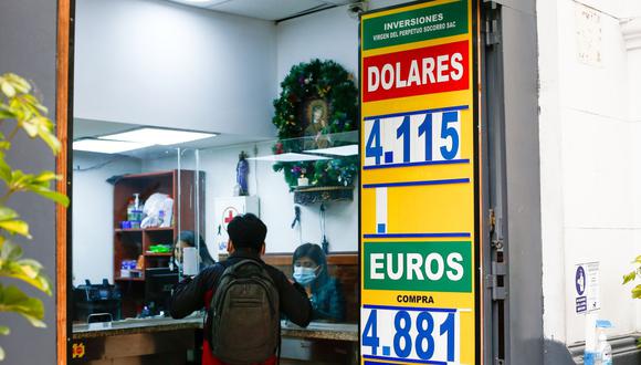 En el mercado paralelo o casas de cambio de Lima, el tipo de cambio se cotizaba a S/ 4.100 la compra y S/ 4.125 la venta. (Foto: Fernando Sangama / GEC)