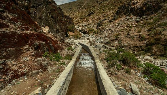 En tiempos de lluvia, a través de las Amunas, el agua no solo se guarda o se raciona: también se siembra en la tierra para que aflore en tiempos de sequía.