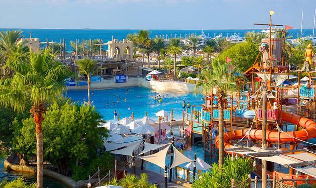 Wild Wadi Waterpark (Dubai, Emiratos Árabes). Este fue uno de los primeros parques construidos en la ciudad, por eso es muy apreciado entre los nativos. Además, fue el primero que introdujo un simulador de surf. Cuenta con una piscina de olas climatizada,