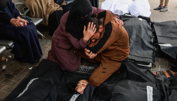 Los palestinos lloran ante los cuerpos de familiares que murieron en ataques aéreos israelíes durante la noche en el campo de refugiados de Rafah en el sur de la Franja de Gaza. (Foto: AFP)