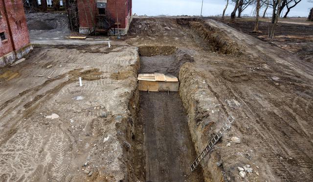 Las imágenes muestran ataúdes en una trinchera en Hart Island de Nueva York, en medio del brote de la enfermedad por coronavirus. (REUTERS/Lucas Jackson)