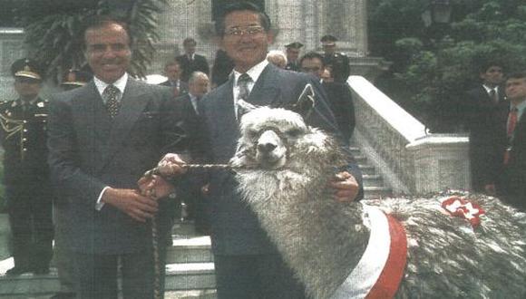 El presidente Fujimori obsequió dos alpacas a su homólogo argentino, Carlos Saúl Menem. Anoche fue condecorado en Palacio de Gobierno con la Orden El Sol del Perú.
