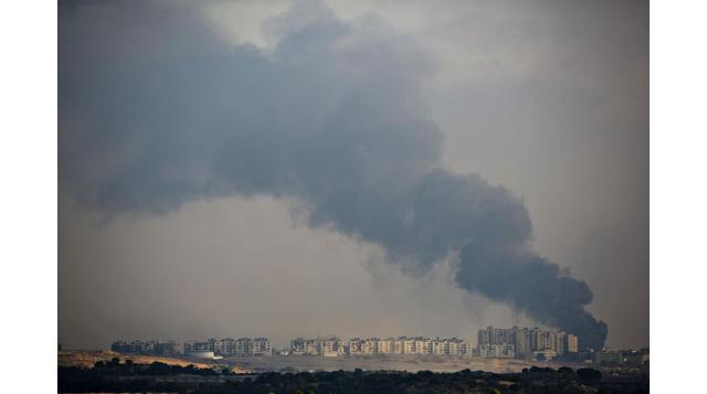 Columna de humo en Gaza. (Foto Reuters)