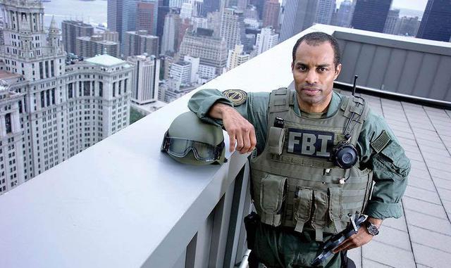 Agente especial. No es solo un trabajo para actores de cine. Al ser agente especial un trabajo de gran adrenalina, podrías trabajar para una organización del gobierno como el FBI o una empresa privada. Generalmente los candidatos tienen una aplicación de ley de fondo o experiencia militar junto con la licenciatura en justicia criminal. Los horarios de este empleo no son tradicionales y las horas de guardia son parte del juego. Salario medio anual: $125.000. Ofertas de trabajo 163