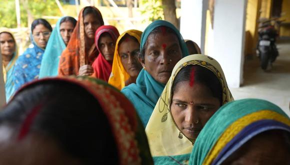 Mujeres de pie en una fila para votar en la cuarta fase de las elecciones generales de India, a las afueras de Samastipur, en el estado indio de Bihar. (AP Foto/Manish Swarup)
