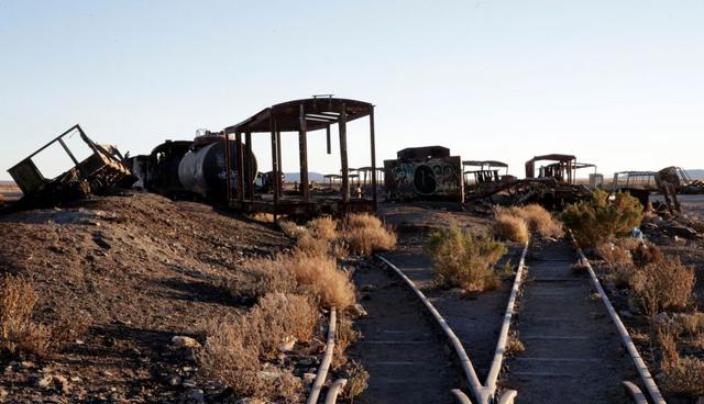 FOTO 4 | Las compañías ferroviarias de Antofagasta y Bolivia las dejaron allí en la década de 1940, cuando colapsó la industria minera. Los ingenieros británicos llegaron a fines del siglo XIX (la mayoría de los trenes fueron importados de Gran Bretaña) y creían que Uyuni podría convertirse en un gran centro de transporte sudamericano. Tenían razón: Uyuni aún conecta ciudades importantes en Bolivia con Chile. (Foto: Reuters)